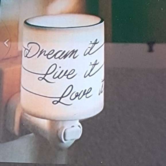 NEW, Set of 2, Scentsy Dream it, Live it, Love it. Warmer and Bar. - Picture 2 of 16